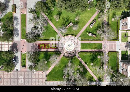 Una vista aerea del quad con le lettere USC nel campus della University of Southern California, Satuday, 8 aprile 2023, a Los Angeles. Foto Stock