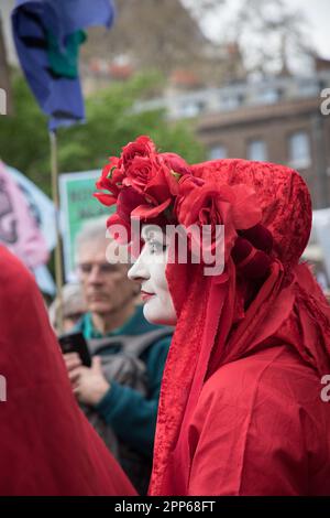 Westminster, Londra, Regno Unito. 22nd Apr, 2023. La ribellione di estinzione continua le loro proteste “The Big One” nel centro di Londra. Credit: Newpics Italia - Notizie dal vivo Foto Stock