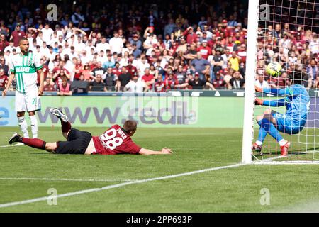 Salerno, Napoli, Italia. 22nd Apr, 2023. Lorenzo Pirola di Salernitana segna il primo gol durante la Serie Italiana Una partita di calcio tra Salernitana e Sassuolo a Salerno, 22 aprile 2023. (Credit Image: © Ciro De Luca/ZUMA Press Wire) SOLO PER USO EDITORIALE! Non per USO commerciale! Foto Stock