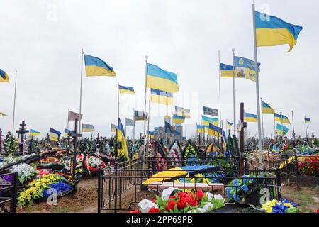 17 aprile 2023, Odessa, Ucraina: Fiori e bandiere ucraine viste sulle tombe di soldati e ufficiali delle forze armate ucraine al cimitero occidentale alla vigilia della Provodia (Radonitsa). Provody (Radonitsa) è la seconda settimana dopo Pasqua, che nella tradizione Ucraina è un memoriale per i parenti defunti. La tradizione di Radovnytsia nasce dall'epoca pagana ed è strettamente legata all'antico culto degli antenati. Tra gli antichi slavi, Radonitsa (o 'gioia prattante') fu probabilmente il nome dato a un intero ciclo di vacanze primaverili, il tempo della commemorazione dei morti. ACCO Foto Stock