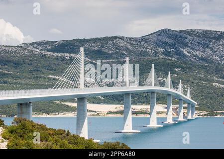 Il ponte Pelješac, Croazia, guardando verso nord. Questo ponte bypassa la breve striscia costiera della Bosnia-Erzegovina a Neum. Foto Stock