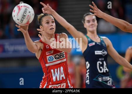 22nd aprile 2023; Ken Rosewall Arena, Sydney, NSW, Australia: Suncorp Super Netball , New South Wales Swifts contro Melbourne Vixens; Paige Hadley dei NSW Swifts passa la palla Foto Stock