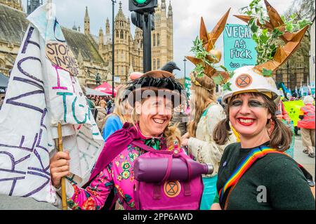 Londra, Regno Unito. 22nd Apr, 2023. Extinction Rebellion continua Big One, Unite per sopravvivere, azione intorno a Parliament Square e Westminster. Credit: Guy Bell/Alamy Live News Foto Stock