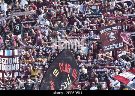 Salerno, Italia. 22nd Apr, 2023. US Salernitana tifosi durante la Serie A match between &#XA;US Salernitana 1919 vs US Sassuolo Calcio allo Stadio Arechi Credit: Live Media Publishing Group/Alamy Live News Foto Stock