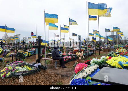 Fiori e bandiere ucraine viste sulle tombe di soldati e ufficiali delle forze armate dell'Ucraina al cimitero occidentale alla vigilia della Provodia (Radonitsa). Provody (Radonitsa) è la seconda settimana dopo Pasqua, che nella tradizione Ucraina è un memoriale per i parenti defunti. La tradizione di Radovnytsia nasce dall'epoca pagana ed è strettamente legata all'antico culto degli antenati. Tra gli antichi slavi, Radonitsa (o "gioia schiavista") fu probabilmente il nome dato a un intero ciclo di vacanze primaverili, il tempo della commemorazione dei morti. Secondo un'antica credenza popolare, th Foto Stock