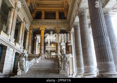 BRUXELLES, BELGIO - 4 AGOSTO 2016: Palazzo di Giustizia a Bruxelles, Belgio, costruito nel 1866-1883 dall'architetto Joseph Poelaert nell'eclettico e neoclassico Foto Stock