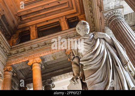 BRUXELLES, BELGIO - 3 GENNAIO 2016: Palazzo della Giustizia, Bruxelles, Belgio, Architetto Joseph Poelaert, in stile eclettico. Statua dell'antica Cicerone Foto Stock