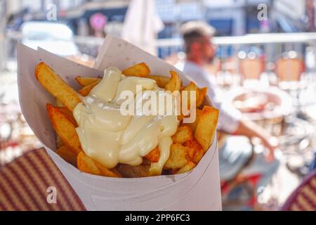 Patatine fritte belghe con maionese servite in un cono di carta Foto Stock