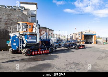 RNLI scialuppa di salvataggio, un veicolo progettato specificamente per lanciare scialuppe di salvataggio, Seahouses, Northumberland UK Foto Stock