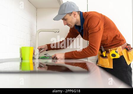 Installazione di fornelli a induzione piano di cottura o da parte di un maestro. Foto Stock