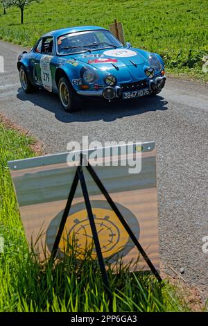 BERZE, FRANCIA, 19 aprile 2023 : dal 17 al 22 aprile 32nd Tour Auto gestisce auto vecchie da Parigi alla Costa Azzurra. Tour Auto è la continuazione di un Foto Stock