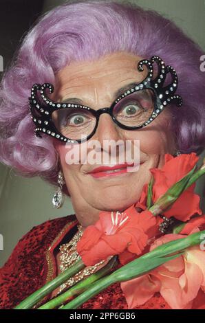 22 aprile 2023: BARRY HUMPHRIES, comico vincitore del Tony Award (17 febbraio 1934 - 22 aprile 2023), rinomato a livello internazionale per la sua strana personalità Dame EDNA EVERAGE, uno snob condiscendente e imperfettamente velato il cui carattere in evoluzione ha deliziato il pubblico in sette decenni, è morto. Aveva 89 anni. È morto in un ospedale di Sydney dopo complicazioni a seguito di un intervento chirurgico all'anca. FILE FOTO SCATTATA IL: 25 maggio 2006, Miami, Florida, Stati Uniti: Il comico australiano BARRY HUMPHRIES in carattere come DAME EDNA. (Credit Image: David Jacobs/ZUMAPRESS.com) SOLO PER USO EDITORIALE! Non per USO commerciale! Foto Stock