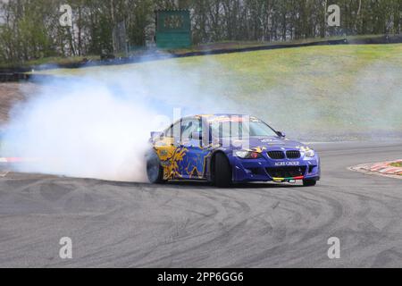 BMW 335I se Grey Car Coupe benzina da 2979 cc, gomma bruciata e pneumatici che urlano al circuito Three Sisters di Wigan, Lancashire, Regno Unito Foto Stock