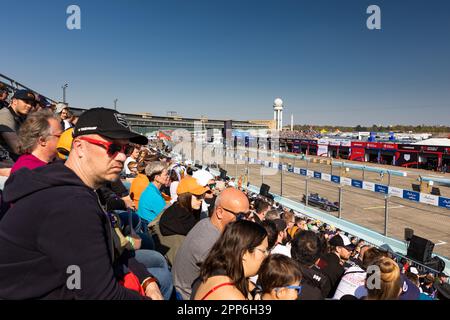 Berlino, Allemagne. 22nd Apr, 2023. Tifosi durante il 2023° ePrix di Berlino, 6th° meeting del 2022-23° ABB FIA Formula e World Championship, sul Tempelhof Airport Street Circuit dal 21 al 23 aprile 2023 a Berlino, Germania - Foto Joao Filipe/DPPI Credit: DPPI Media/Alamy Live News Foto Stock