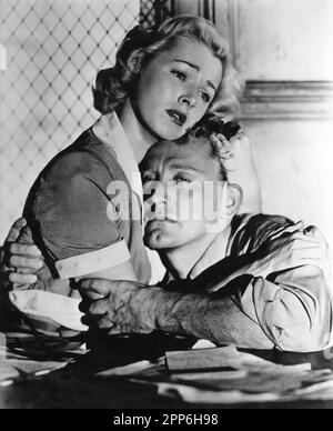 ELEANOR PARKER e KIRK DOUGLAS in DETECTIVE STORY 1951 regista / produttore WILLIAM WYLER basato sulla sceneggiatura di Sidney Kingsley Philip Yordan e Robert Wyler Costumi Edith Head Paramount Pictures Foto Stock