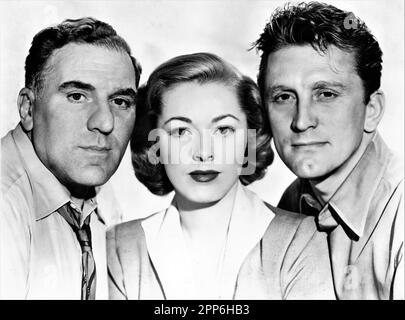 WILLIAM BENDIX ELEANOR PARKER e KIRK DOUGLAS Pubblicità Ritratto nella STORIA DETECTIVE 1951 regista / produttore WILLIAM WYLER basato sulla sceneggiatura di Sidney Kingsley Philip Yordan e Robert Wyler Costumi Edith Head Paramount Pictures Foto Stock