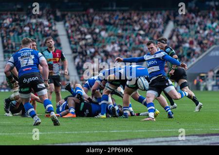 Twickenham, Londra, Regno Unito. 22nd Apr 2023. Ben Spencer di Bath libera la palla durante il Gallagher Premiership Rugby match tra Harlequins e Bath Rugby al Twickenham Stadium, Twickenham, Regno Unito, il 22 aprile 2023. Foto di Grant Winter. Solo per uso editoriale, licenza richiesta per uso commerciale. Non è utilizzabile nelle scommesse, nei giochi o nelle pubblicazioni di un singolo club/campionato/giocatore. Credit: UK Sports Pics Ltd/Alamy Live News Foto Stock