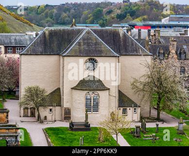 Vista dell'esterno posteriore della chiesa di Canongate e del cimitero con vecchie tombe, Royal Mile, Edimburgo, Scozia, Regno Unito Foto Stock