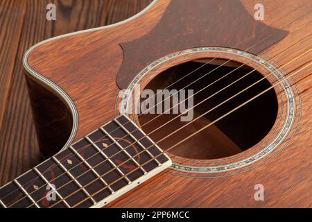 closeup del foro acustico della chitarra Foto Stock
