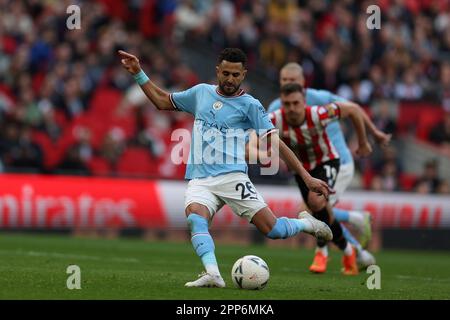 Londra, Regno Unito. 22nd Apr, 2023. Riyad Mahrez di Manchester City segna ai suoi team 1st goal da una penalità. La Emirates fa Cup, semifinale, Manchester City contro Sheffield Utd al Wembley Stadium di Londra sabato 22nd aprile 2023. Solo per uso editoriale. pic di Andrew Orchard/Andrew Orchard sports photography/Alamy Live News Credit: Andrew Orchard sports photography/Alamy Live News Foto Stock