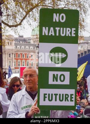 Londra, Inghilterra, Regno Unito. 22nd Apr, 2023. Gli scienziati hanno dei segnali mentre migliaia di persone fanno un enorme morire in Horse Guards Road e Parliament Square per protestare contro la distruzione della natura, la perdita di biodiversità e il cambiamento climatico durante la Giornata della Terra e il secondo giorno della protesta di quattro giorni organizzata dalla ribellione dell'estinzione e da numerosi altri gruppi. (Credit Image: © Vuk Valcic/ZUMA Press Wire) SOLO PER USO EDITORIALE! Non per USO commerciale! Foto Stock