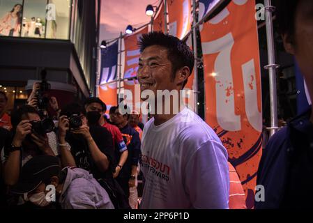 Bangkok, Thailandia. 22nd Apr, 2023. Thanathorn Juangroongruangkit, politico thailandese ed ex futuro leader del Partito avanti visto durante la campagna pre-elettorale. Le prossime elezioni generali in Thailandia che si terranno il 14 maggio 2023. (Foto di Peerapon Boonyakiat/SOPA Images/Sipa USA) Credit: Sipa USA/Alamy Live News Foto Stock