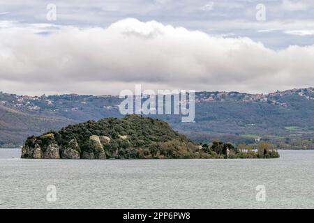 L'isola Martana del Lago di Bolsena vista da Capodimonte, Italia Foto Stock