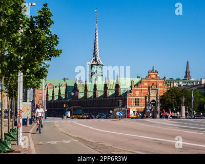 Copenaghen, Danimarca - Luglio 2021: Børsen è un edificio storico del 17th secolo in centro, conosciuto anche come Børsbygningen. Foto Stock