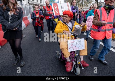 Migliaia di manifestanti del gruppo ambientalista Extinction Rebellion si riuniscono nella Giornata della Terra per il Rally Unite per la natura come parte della protesta non distruttiva “The Big One” che si terrà a Westminster il 22nd aprile 2023 a Londra, Regno Unito. Extinction Rebellion è un gruppo di cambiamento climatico iniziato nel 2018 e ha ottenuto un enorme seguito di persone impegnate in proteste pacifiche. Queste proteste stanno evidenziando che il governo non sta facendo abbastanza per evitare cambiamenti climatici catastrofici e per chiedere al governo di intraprendere azioni radicali per salvare il pianeta. Foto Stock