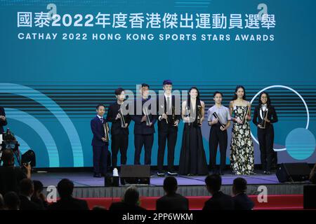 CATHAY 2022 HONG KONG SPORTS STARS AWARDS vincitori da sinistra: Chu Man-kai (badminton), Cheung Ka-wai (ping pong), Coleman Wong Chai-lam (tennis), Edgar Cheung Ka-long (scherma), Siobhan Bernadette Haughey (nuoto), ho Ching-hin (arti marziali), Vivian Kwai-tennis (scherma) e tennis da tavolo (scherma) Posa per una foto dopo la cerimonia di premiazione presso l'Hong Kong Convention & Exhibition Centre di WAN Chai.18APR23 SCMP/Yik Yeung-man Foto Stock