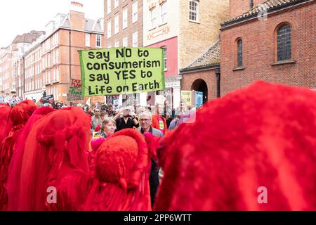 Londra, Regno Unito . 22nd Apr, 2023. Chris Packham in Crowd (al centro) al 'Red Rebells Brigade' alla Extinction Rebellion, The Big One, giorno 2, (sabato). Ha coinvolto la "Grande marcia per la biodiversità", che si è conclusa con una "specie". Membri della 'Brigata rossa del ribel 'e 'spiriti verdi' hanno partecipato, 22 aprile 2023.Londra Regno Unito immagine garyroberts/worldwidefeatures.com Credit: GaryRobertsphotography/Alamy Live News Credit: GaryRobertsphotography/Alamy Live News Foto Stock