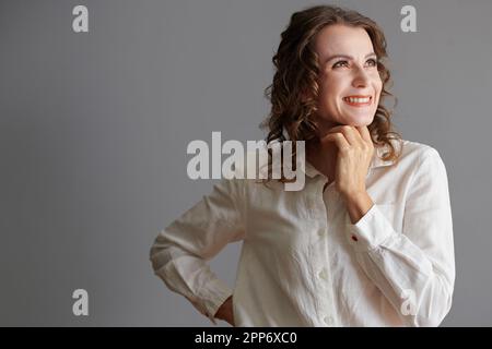 Felice eccitato donna di mezza età che guarda via Foto Stock