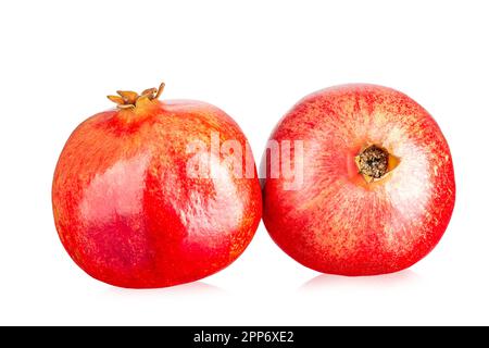 Due melograni maturi isolati su fondo bianco. Il file contiene il percorso di ritaglio Foto Stock