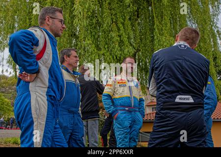 SAINT-ROMAIN, FRANCIA, 21 aprile 2023 : piloti alla fermata di metà giornata durante il rally Rhone-Charbonnieres. È uno dei più antichi raduni in Francia. Foto Stock