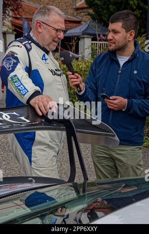 SAINT-ROMAIN, FRANCIA, 21 aprile 2023 : piloti alla fermata di metà giornata durante il rally Rhone-Charbonnieres. È uno dei più antichi raduni in Francia. Foto Stock