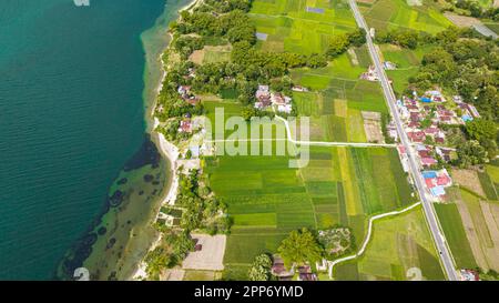 Drone aereo di terreno agricolo sull'isola di Samosir. Sumatra. Indonesia. Foto Stock