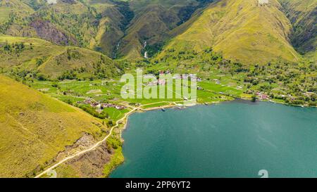 Veduta aerea di un terreno agricolo in una valle di montagna sul lago Toba. Sumatra, Indonesia. Foto Stock