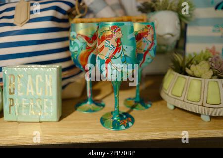 Bicchieri da vino decorati con motivi mermaid Foto Stock