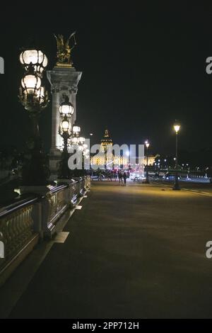 Guardando la Torre Eiffel di notte dall'altra parte della Senna a Parigi, in Francia, in una serata limpida Foto Stock