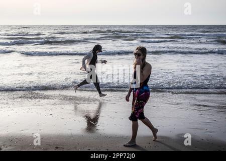 Tel Aviv, Israele. 22nd Apr, 2023. La gente cammina lungo la spiaggia di Jaffo durante le celebrazioni di Eid al-Fitr, che segna la fine del santo mese del digiuno musulmano del Ramadan. Credit: Ilia Yefimovich/dpa/Alamy Live News Foto Stock