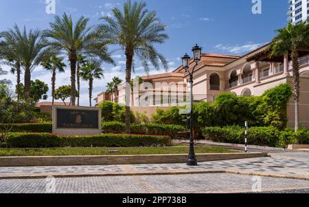 Dubai, Emirati Arabi Uniti - 2 aprile 2023: Ingresso all'hotel Ritz Carlton sulla Jumeirah Beach Residences Road in riva al mare Foto Stock