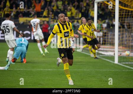 Dortmund, Germania. 22nd Apr, 2023. Calcio: Bundesliga, Borussia Dortmund - Eintracht Francoforte, Giornata 29, Signal Iduna Park. Donyell Malen di Dortmund festeggia il suo obiettivo di farlo 4:0. Credit: Bernd Thissen/dpa - NOTA IMPORTANTE: In conformità ai requisiti della DFL Deutsche Fußball Liga e del DFB Deutscher Fußball-Bund, è vietato utilizzare o utilizzare fotografie scattate nello stadio e/o della partita sotto forma di sequenze di immagini e/o serie di foto simili a video./dpa/Alamy Live News Foto Stock