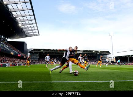 Bobby Decordova-Reid di Fulham (a sinistra) e Liam Cooper di Leeds United si battono per la palla durante la partita della Premier League al Craven Cottage, Londra. Data immagine: Sabato 22 aprile 2023. Foto Stock