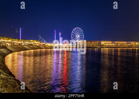 Ruota panoramica, parco divertimenti all'aperto Lusail Winter Wonderland nell'Isola di al Maha con vista notturna Foto Stock