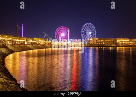 Ruota panoramica, parco divertimenti all'aperto Lusail Winter Wonderland nell'Isola di al Maha con vista notturna Foto Stock