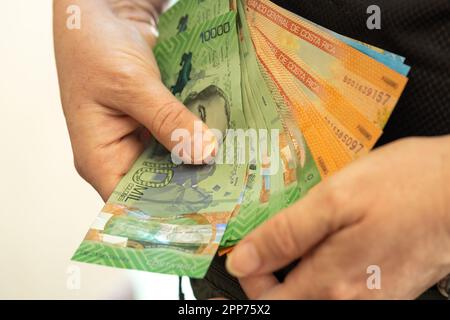 Costa Rica, pacchetto di banconote in mano, un sacco di soldi, Costa Rica Colon valuta, primo piano, Business e Finanza Foto Stock