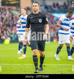 Burnley, Regno Unito. 22nd aprile 2023Referee Dean Whitestone durante la partita del campionato Sky Bet tra Burnley e Queens Park Rangers a Turf Moor, Burnley sabato 22nd aprile 2023. (Foto: Mike Morese | NOTIZIE MI) Credit: NOTIZIE MI & Sport /Alamy Live News Foto Stock