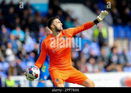 Birkenhead, Regno Unito. 22nd Apr, 2023. Max Crocombe, il portiere di Grimsby Town in azione. EFL Skybet Football League Two match, Tranmere Rovers contro Grimsby Town a Prenton Park, Birkenhead, Wirral sabato 22nd aprile 2023. Questa immagine può essere utilizzata solo per scopi editoriali. Solo per uso editoriale, licenza richiesta per uso commerciale. Nessun uso in scommesse, giochi o un singolo club / campionato / giocatore publications.pic di Chris Stading / Andrew Orchard sport fotografia / Alamy Live News Credit: Andrew Orchard sport fotografia / Alamy Live News Foto Stock