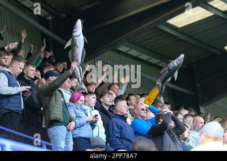 Birkenhead, Regno Unito. 22nd Apr, 2023. Grimsby tifosi della città con pesci gonfiabili. EFL Skybet Football League Two match, Tranmere Rovers contro Grimsby Town a Prenton Park, Birkenhead, Wirral sabato 22nd aprile 2023. Questa immagine può essere utilizzata solo per scopi editoriali. Solo per uso editoriale, licenza richiesta per uso commerciale. Nessun uso in scommesse, giochi o un singolo club / campionato / giocatore publications.pic di Chris Stading / Andrew Orchard sport fotografia / Alamy Live News Credit: Andrew Orchard sport fotografia / Alamy Live News Foto Stock