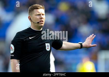 Birkenhead, Regno Unito. 22nd Apr, 2023. L'arbitro Marc Edwards guarda all'EFL Skybet Football League Two Match, Tranmere Rovers contro Grimsby Town a Prenton Park, Birkenhead, Wirral sabato 22nd aprile 2023. Questa immagine può essere utilizzata solo per scopi editoriali. Solo per uso editoriale, licenza richiesta per uso commerciale. Nessun uso in scommesse, giochi o un singolo club / campionato / giocatore publications.pic di Chris Stading / Andrew Orchard sport fotografia / Alamy Live News Credit: Andrew Orchard sport fotografia / Alamy Live News Foto Stock